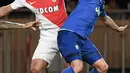 Penyerang AS Monaco, Radamel Falcao berebut bola dengan gelandang Juventus, Miralem Pjanic di leg pertama semifinal Liga Champions di stadion Louis II, Monaco (4/5). Juventus menang atas Monaco dengan skor 2-0. (AFP Photo/Anne-Christine Poujoulat)