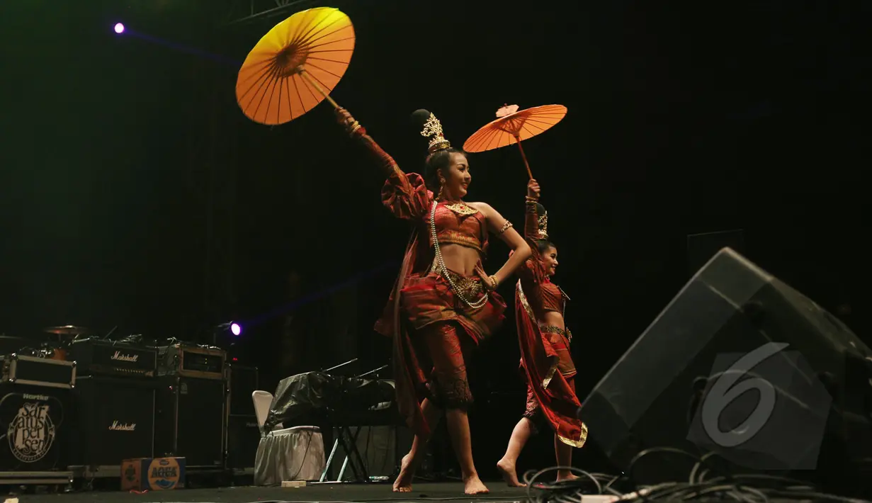 Delegasi seniman Thailand memeriahkan acara Festival of Nations di Jalan Dago, Bandung, Minggu (26/4//2015). Acara ini menjadi ajang pertukaran budaya antarnegara Asia Afrika. (Liputan6.com/Herman Zakharia) 