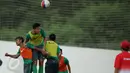 Jelang laga lanjutan penyisihan grup A SEA Games 2015, timnas Indonesia U-23 melakukan latihan di Temasek Polytechnic, Singapura, Kamis (4/6/2015). Sejumlah penggawa timnas Indonesia berlatih penguasaan bola atas. (Liputan6.com/Helmi Fithriansyah)
