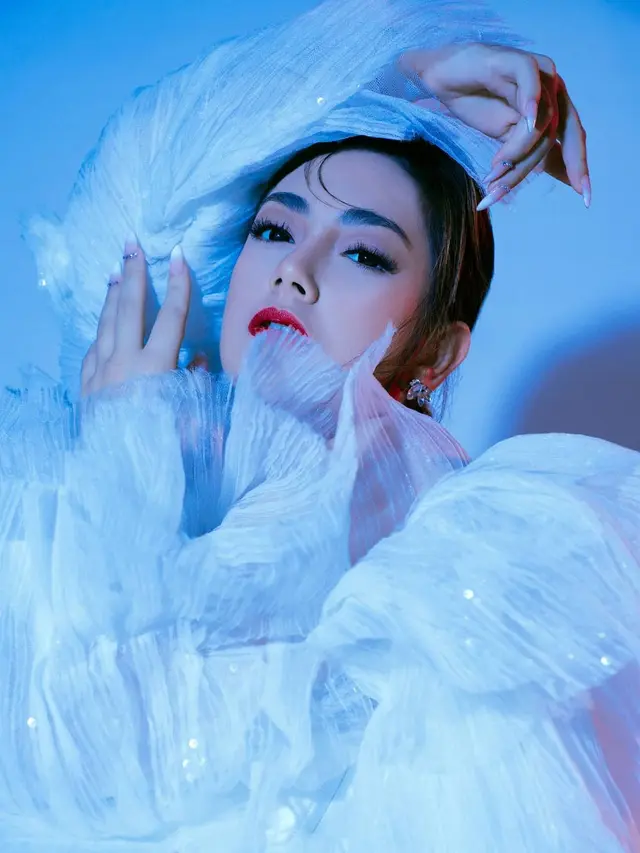 7 Pemotretan Terbaru Celine Evangelista Bertajuk Haute Lacroix Ini Menawan