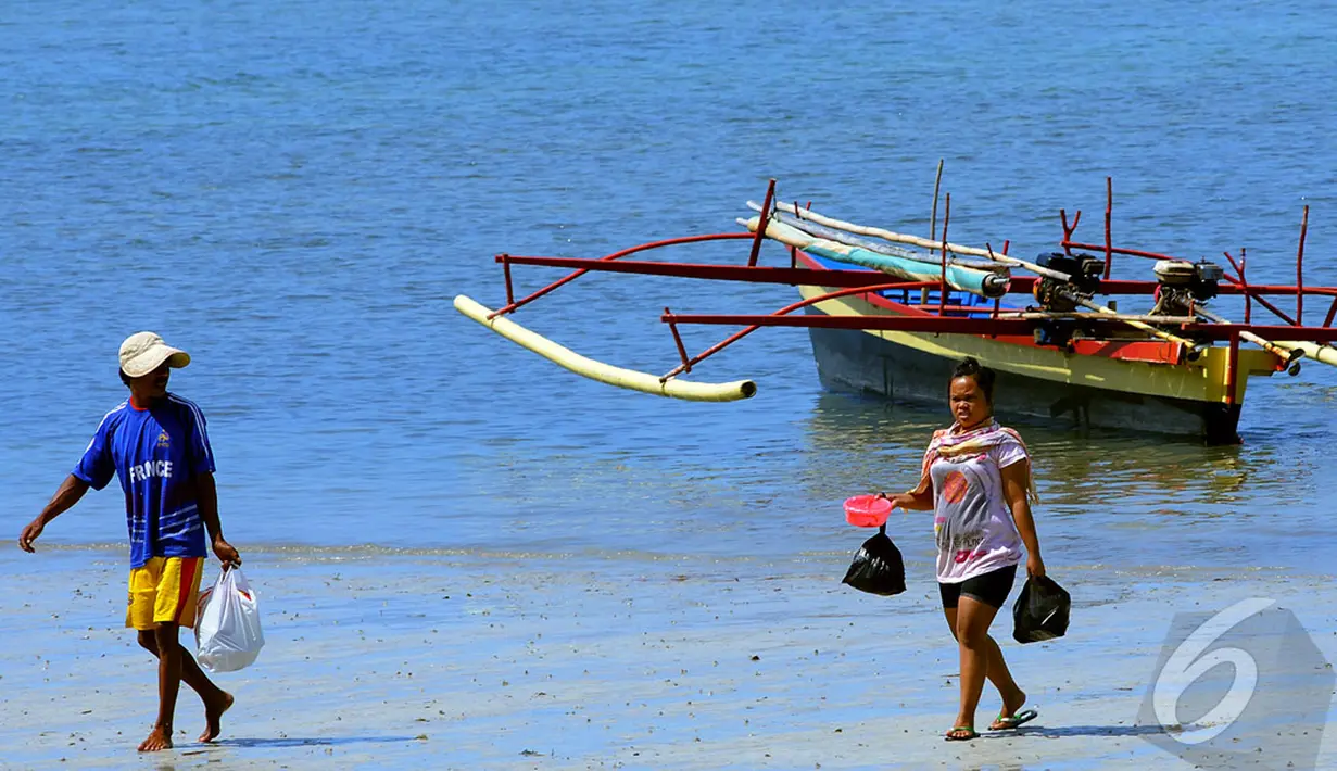 Laut biru yang membentang dengan pasir putih yang bersih membuat Bunaken menjadi incaran para wisatawan (7/9/2014) (Liputan6.com/Faisal R Syam)