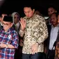 Basuki Tjahaja Purnama (Ahok) melambaikan tangan ke arah awak media saat akan meninggalkan Gedung Kejagung, Jakarta, Kamis (1/12). Ahok keluar dari Gedung Kejagung ditemani kuasa hukum serta tim pemenangan Ahok-Djarot. (Liputan6.com/Gempur M Surya)