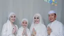 Ayu Ting Ting tampil serba putih yang serasi dengan putri dan kedua orangtuanya. Ayu mengenakan dress putih berbordir dipadukan kerudung model turban. [@ayutingting92]