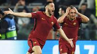 Bek AS Roma, Kostas Manolas, melakukan selebrasi usai mencetak gol ke gawang Barcelona pada laga leg kedua perempat final Liga Champions, di Stadion Olimpico, Selasa (10/4/2018). AS Roma menang 3-0 atas Barcelona. (AFP/Lluis Gene)