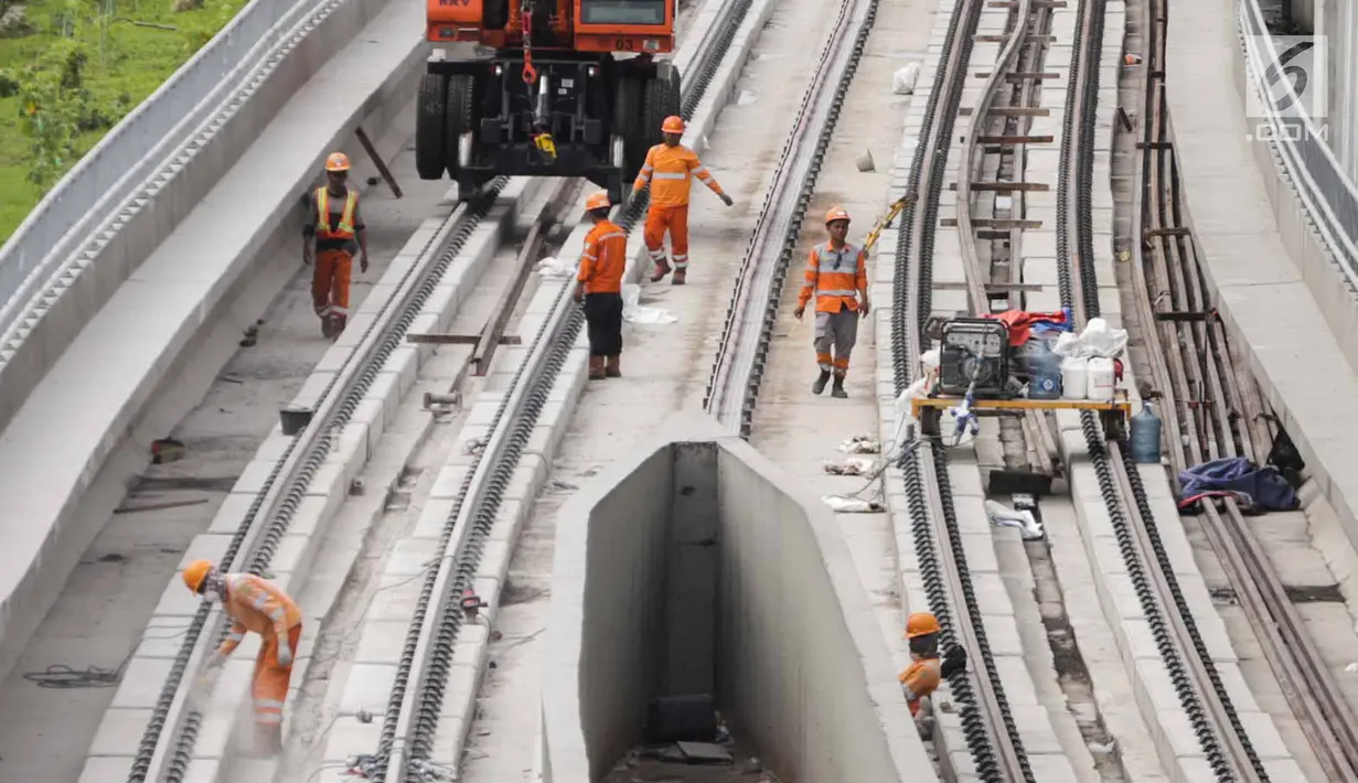 Pekerja melakukan pengerjaan proyek LRT Jabodebek, Jakarta, Selasa (12/3). Kereta LRT Jabodebek untuk rute Cawang-Cibubur akan diuji coba Juni 2019 dan saat ini proses pengerjaan untuk rute tersebut sudah mencapai 78,455%. (Liputan6.com/Faizal Fanani)