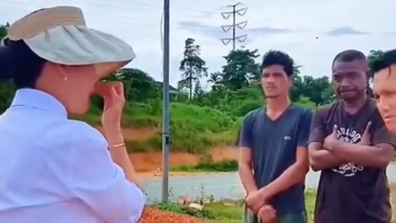 Wakil Walikota Batam Li Clodia Chandra saat menegur pemungut pasir sedimentasi di Drainase, Jalan Punggur.