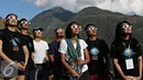 Wisatawan menyaksikan proses gerhana matahari total di Bukit Matantimali, Sigi, Sulawesi Tengah, Rabu (9/3). Fenomena alam yang terjadi setiap 350 tahun menjadi daya tarik bagi wisatawan lokal hingga mancanegara. (Liputan6.com/Immanuel Antonius)