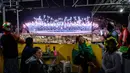 Warga menyaksikan acara penutupan Olimpiade Rio 2016 dari atap rumahnya sambil berbincang di  Manugeira community (favela),  Rio de Janeiro, Brasil, (21/8/2016). (AFP/Yasuyoshi Chiba)