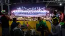 Warga menyaksikan acara penutupan Olimpiade Rio 2016 dari atap rumahnya sambil berbincang di  Manugeira community (favela),  Rio de Janeiro, Brasil, (21/8/2016). (AFP/Yasuyoshi Chiba)