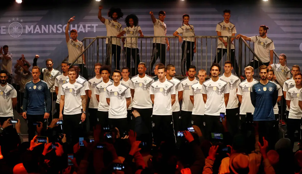 Pemain Timnas Jerman berpose memperkenalkan jersey terbaru untuk Piala Dunia 2018 di Berlin (7/11). Jersey ini terinspirasi dari kostum yang pernah dikenakan pada Piala Dunia 1990. (AFP Photo/Ganjil Andersen)