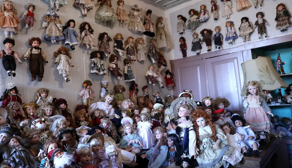Gambar pada 8 Agustus 2019 memperlihatkan boneka porselen koleksi kedai kopi Turki bernama Ankara Castle di Ankara. Kedai kopi itu menyambut pengunjung dengan koleksi unik sebanyak 7.500 boneka porselen dari 81 negara yang dikumpulkan pemiliknya selama lebih dari 20 tahun. (Adem ALTAN/AFP)