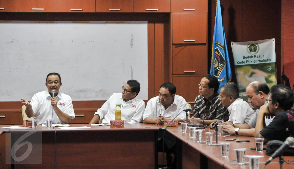 Cagub dan Cawagub DKI Anies-Sandiaga berdiskusi dengan PWI di Gedung Dewan Pers, Jakarta, Jumat (24/3). Anies menyampaikan harapannya agar PWI ikut mengawal proses Pilkada putaran kedua pada 19 April mendatang. (Liputan6.com/Yoppy Renato)