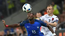 Pemain Prancis, Paul Pogba (kiri), mengontrol bola dari jangkauan pemain Albania, Ansi Agolli, pada laga Grup A Piala Eropa 2016 di Stade Velodrome, Marseille, Kamis (16/6/2016) dini hari WIB. (AFP/Boris Horvat)