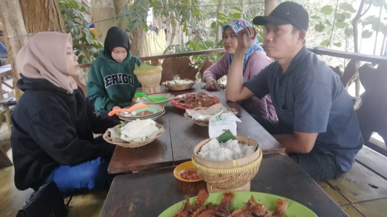 Pengunjung kuliner ikan bakar di lesehan pinggir Waduk Tempuran, Blora, Jawa Tengah. (Liputan6.com/Ahmad Adirin)