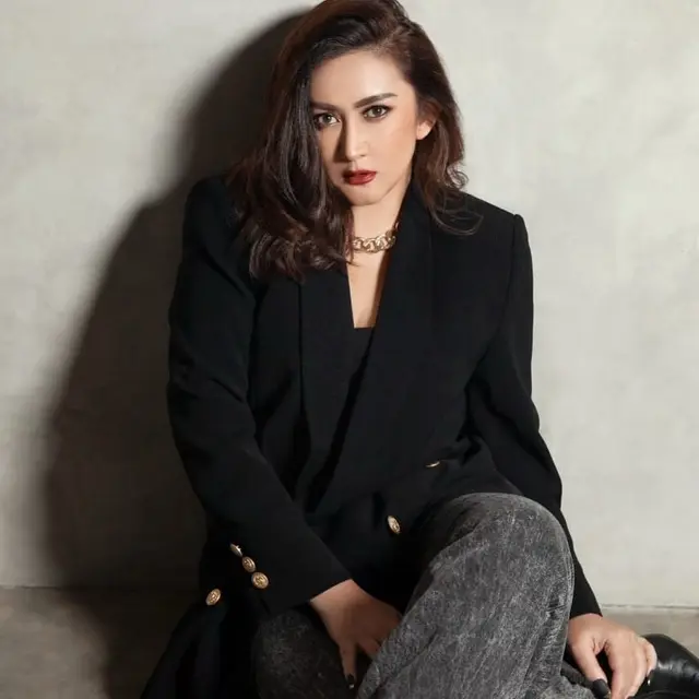 Nafa Urbach yang terlihat cantik di usia kepala empat