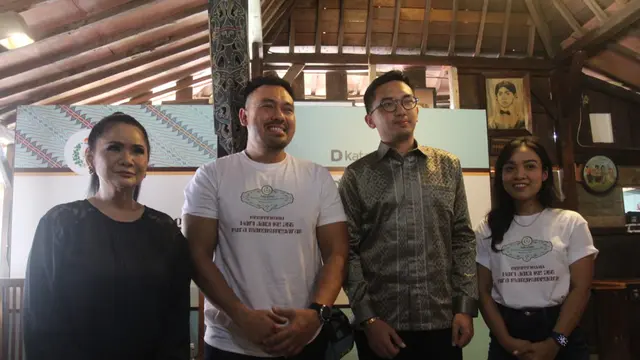 [Fimela] Vina Panduwinata manggung di HUT Pura Mangkunegaran