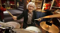 Nenek Usia 106 Tahun Ini Jago Main Drum, Aksinya Pukau Banyak Orang