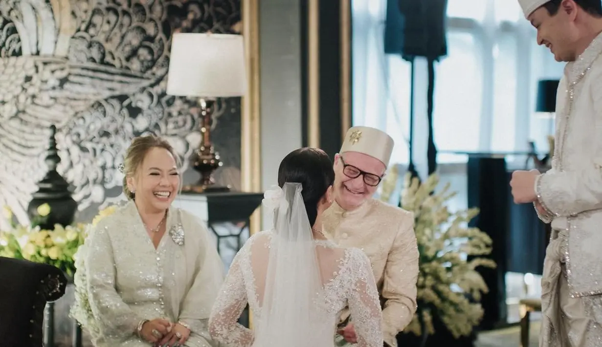 Diiringi senyum dan tawa, prosesi jadi terasa makin hangat tapi tetap khidmat. Selamat!