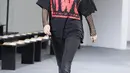 Model Kendall Jenner berjalan di atas catwalk ketika gladi resik Michael Kors Autumn/Winter 2017 dalam acara New York Fashion Week di Manhattan, AS (15/2). (Dimitrios Kambouris / Getty Images / AFP)
