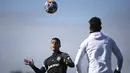 Bek Sporting CP Pedro Porro (kiri) mengambil bagian dalam sesi latihan di tempat latihan Akademi Cristiano Ronaldo di Alcochete dekat Lisbon pada 14 Februari 2022. Sporting CP akan menjamu Manchester City dalam leg pertama 16 besar Liga Champions, Rabu (16/2) dini hari WIB. (FILIPE AMORIM/AFP)