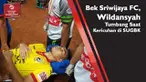 Bek Sriwijaya FC harus mendapat perawatan medis karena sesak nafas akibat asap flare yang menyelimuti SUGBK saat terjadi kericuhan.