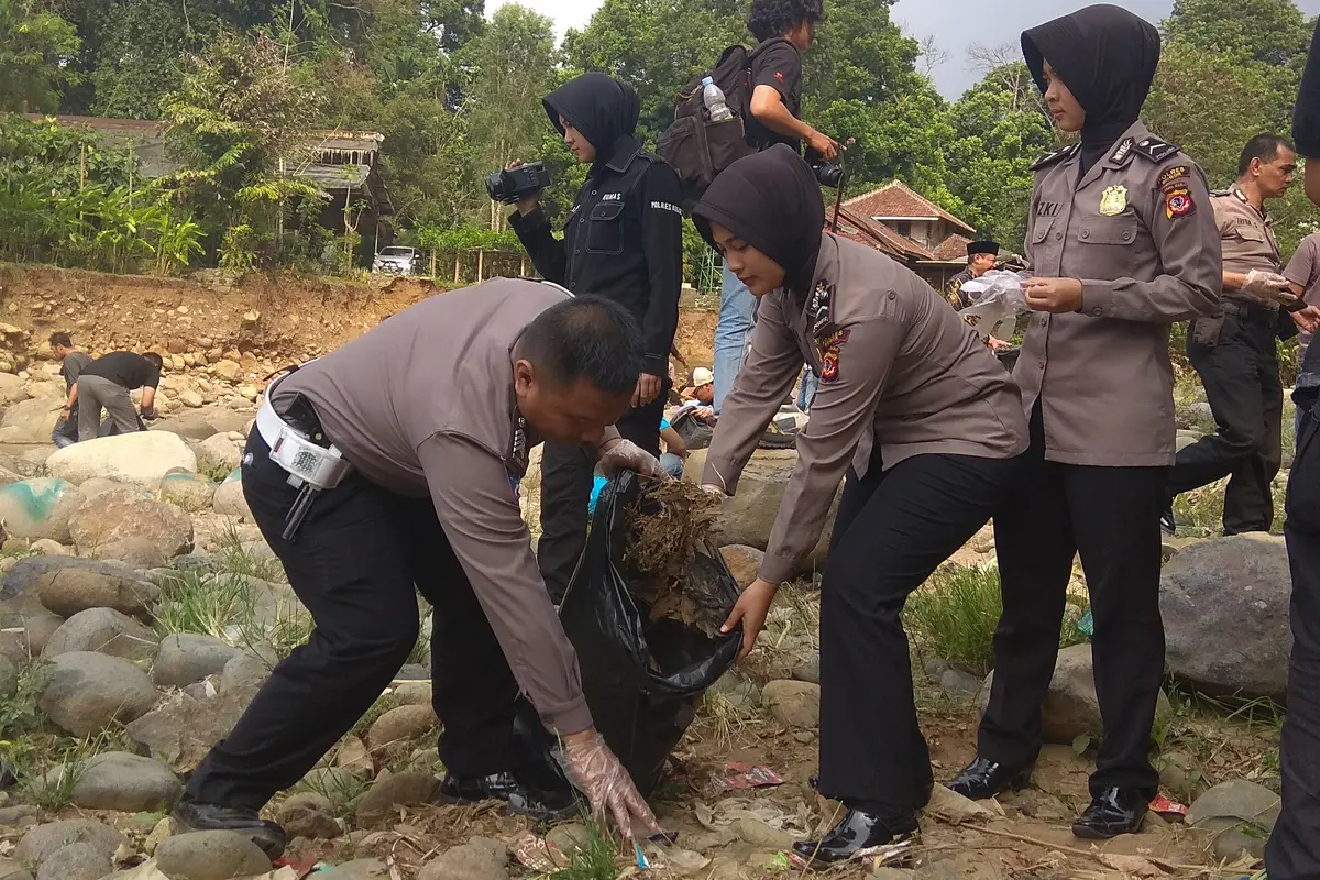 Sejumlah polwan dari satuan lalu lintas membersihkan Sungai Ciliwung (Liputan6.com/Achmad Sudarno)