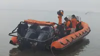 Unit Pencarian dan Penyelamatan atau SRU 1 saat melakukan pencarian terhadap korban hilang di Pantai Bobo. (For Liputan6.com/Hairil Hiar)