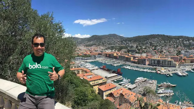 Ekin Gabriel, koresponden bola.com berada di Castle Hill, kota Nice untuk melihat keindahan pantai sekitar dari ketinggian 93 meter.