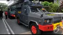 Mobil anti huru hara tampak berjaga-jaga disekitar gedung MK jelang sidang putusan Pilpres oleh Mahkamah Konstitusi, Jakarta, Rabu (20/8/2014) (Liputan6.com/Johan Tallo)