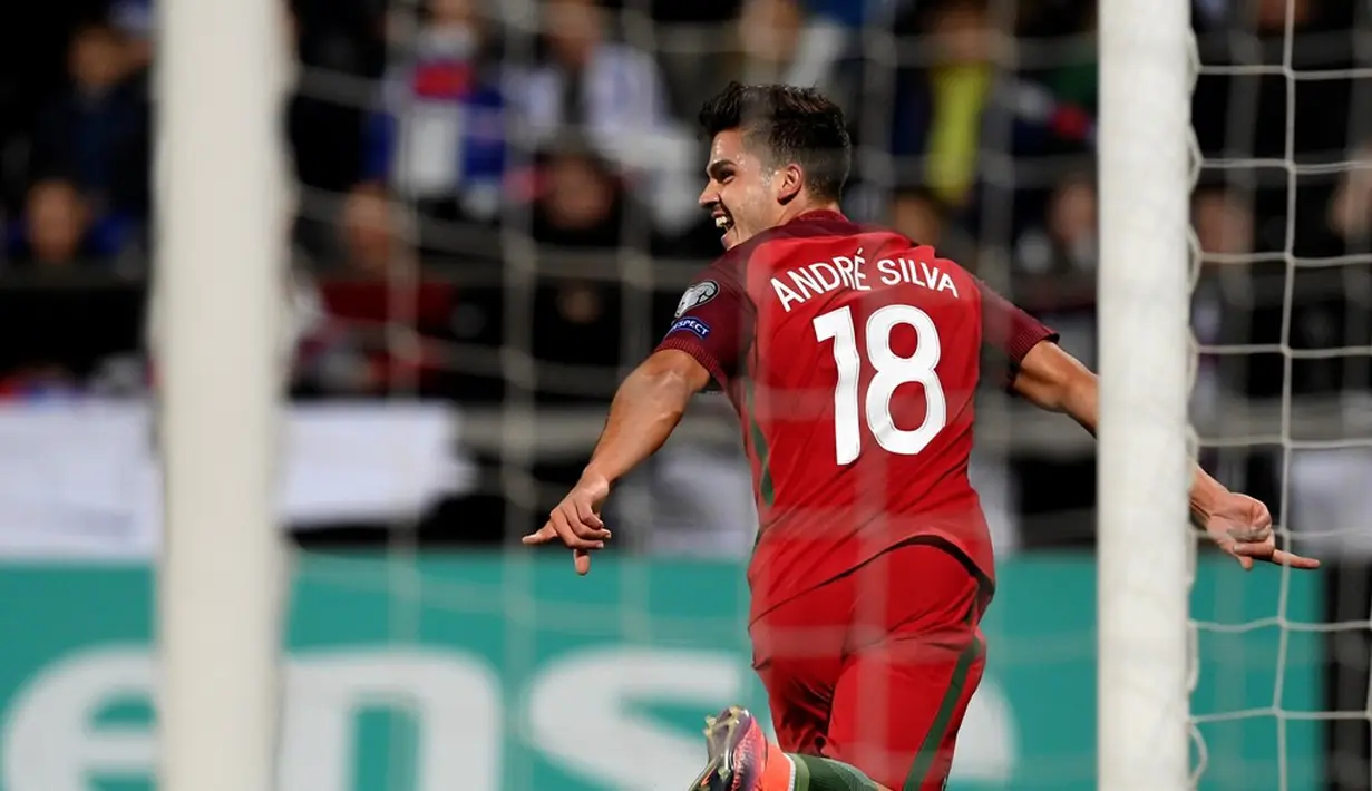 Pemain Portugal, Andre Silva, mencetak tiga gol ke gawang Kepulauan Faroe pada laga Grup B Kualifikasi Piala Dunia 2018 zona Eropa di Torsvollur Stadium, Selasa (11/10/2016) dini hari WIB. (AFP/Francisco Leong)