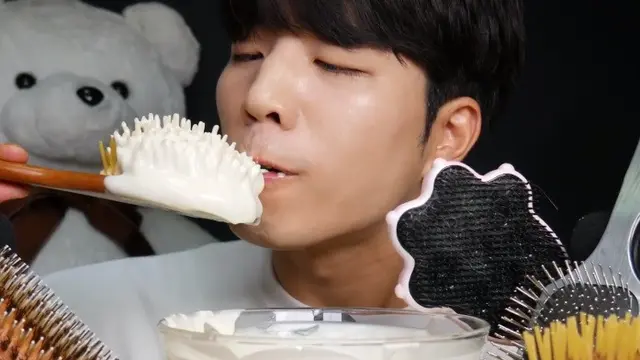 youtuber makan sisir