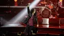 Vokalis grup band Slank Kaka beraksi pada konser yang bertajuk ‘Slank in Love’ di Balai Sarbini, Jakarta, Selasa (27/2). Konser Slank kali ini mempersembahkan perpaduan antara cinta dan musik rock. (Liputan6.com/Faizal Fanani)
