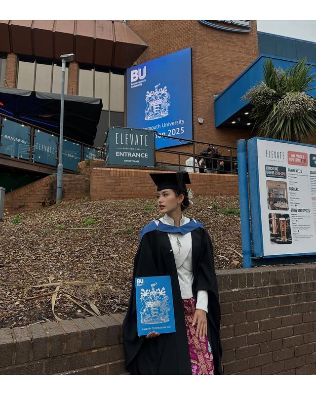 6 Momen Sarah Menzel saat wisuda, anggun pakai kebaya putih