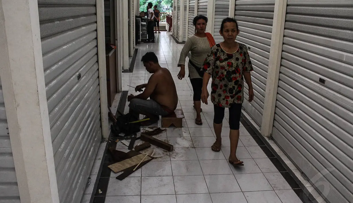 Terlihat pedagang Pasar Manggis sedang mempersiapkan kios barunya, Jakarta, Rabu (5/11/2014). (Liputan6.com/Faizal Fanani) 