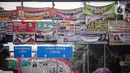 JPO merupakan salah satu fasilitas publik yang menjadi sasaran pemasangan berbagai alat peraga kampanye. (Liputan6.com/Angga Yuniar)