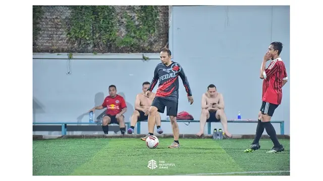 6 Potret Ayah Tiara Andini Semangat Main Sepak Bola, Pamer Tendangan Ciamik