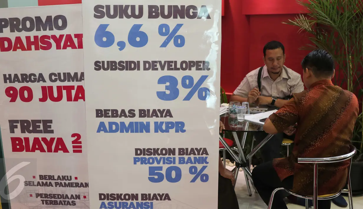 Pengunjung bertransaksi saat pameran Indonesia Properti Expo 2016 di Senayan, Jakarta, Rabu  (17/2). Penjualan properti tahun ini diprediksi mengalami peningkatan di kisaran 5%-10% jika suku bunga acuan BI turun 50 basis poin (Liputan6.com/Angga Yuniar)