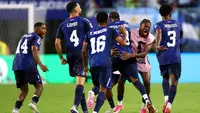 Sidny Lopes Cabral #13 dari Tanjung Verde merayakan gol kedua timnya bersama rekan-rekan setimnya selama pertandingan babak 32 besar Piala Dunia 2026 antara Argentina dan Cabo Verde di Stadion Miami pada 4 Juli 2026 di Miami Gardens, Florida. (Robert Cianflone/Getty Images via AFP)