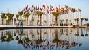 Orang-orang berkumpul di Flag plaza menjelang turnamen sepak bola Piala Dunia Qatar 2022 di Doha, Selasa (15/11/2022). Piala Dunia 2022 digelar di tengah-tengah kompetisi klub berjalan. Alhasil Piala Dunia 2022 digelar hanya 28 hari, menjadi Piala Dunia terpendek sejak edisi 1978 di Argentina yang hanya 25 hari. (AFP/Raul Arboleda)