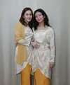 Ayu Ting Ting selalu tampil totalitas di setiap Hari dan kompak dengan keluarga. Kali ini ia tampi senada dengan Bilqis mengenakan atasan baju kurung bercorak warna kuning dipadukan selendang dan rok panjang pleatednya. [@ayutingting92]