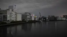 Pemandangan umum menunjukkan sungai Sumida , setelah gempa berkekuatan 7,3 SR mengguncang Jepang timur di Tokyo, Kamis (17/3/2022). Gempa kuat Magnitudo 7,3 mengguncang lepas pantai Fukushima di Jepang utara pada hari Rabu, memicu peringatan tsunami. (AFP/Philip Fong)