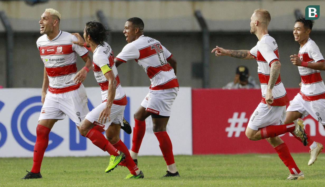 Para pemain Madura United merayakan gol kedua ke gawang PSS Sleman yang dicetak bek Jaimerson Xavier (kiri) dalam laga Grup C Piala Menpora 2021 di Stadion Si Jalak Harupat, Bandung, Selasa (23/3/2021). Madura United menang 2-1 atas PSS Sleman. (Bola.com/M Iqbal Ichsan)