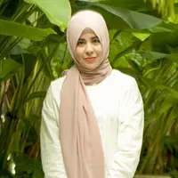Dikenal dengan penampilannya yang syar’i dengan gamis lebar dan jilbab panjang, penampilan Risty Tagor pernah jadi sorotan ketika memakai celana. Netizen pun ramai menyebut jika penampilan mantan istri Rifky Balweel ini sudah tidak terlalu tertutup seperti dulu. Meski ada yang mengomentari, namun tak sedikit juga yang memuji penampilannya saat pakai celana dan pashmina ini disebut bak ABG. (Liputan6.com/IG/@ristytagor)