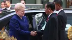 Presiden Joko Widodo berjabat tangan dengan Presiden Republik Lithuania Dalia Grybauskaite saat kunjugannya di Istana Merdeka, Rabu (17/5). Menurut Jokowi, kunjungan ini merupakan kunjungan yang bersejarah. (Liputan6.com/Angga Yuniar)