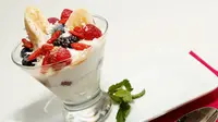 Konsumsi yogurt plain setiap hari. Yogurt kaya akan lactobacillus yang membantu dalam mengembalikan tingkat pH normal vagina.  (huffingtonpost.com)