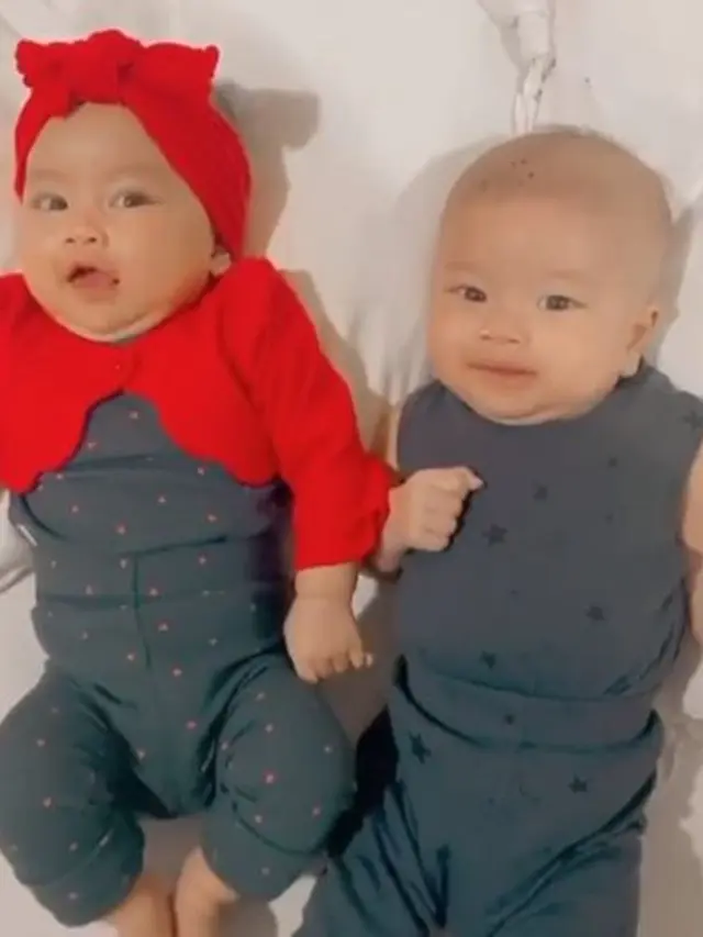 Kompak Pakai Baju Sama, Ini 6 Potret Anak Kembar Syahnaz Sadiqah Makin Gemas