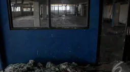 Beberapa bagian bangunan sudah rusak parah. Kondisinya lebih mirip rumah tua di film-film horor, Jakarta, Selasa (7/10/2014) (Liputan6.com/Faizal Fanani) 