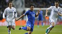 Aksi pemaini Leicester City, Shinji Okazaki (tengah) saat berusaha lepas dari kawalan pemain FC Copenhagen, Thomas Delaney, pada Matchday 4 Grup G Liga Champions 2016-2017, di Stadion Parken, Kamis (3/11/2016) dini hari WIB.  (Reuters/Andrew Couldridge)