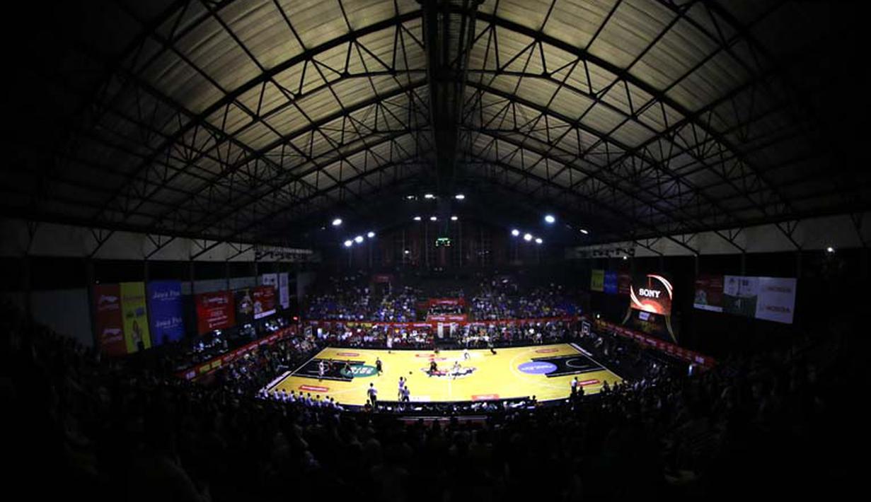 Suasana pertandingan basket NBL Championship Series antara Satria Muda Bitama melawan Aspac di Hall Basket Gelora Bung Karno, Senayan, Jakarta. Senin (4/5). Satria Muda Britama menang dengan skor 59-53 dalam pertandingan tersebut. (bola.com/Arief Bagus)