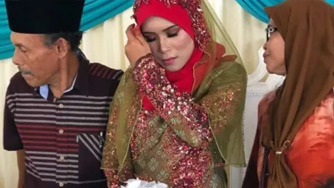 [Bintang] Cerita Haru di Balik Foto Perempuan yang Gelar Resepsi Pernikahan Sendirian